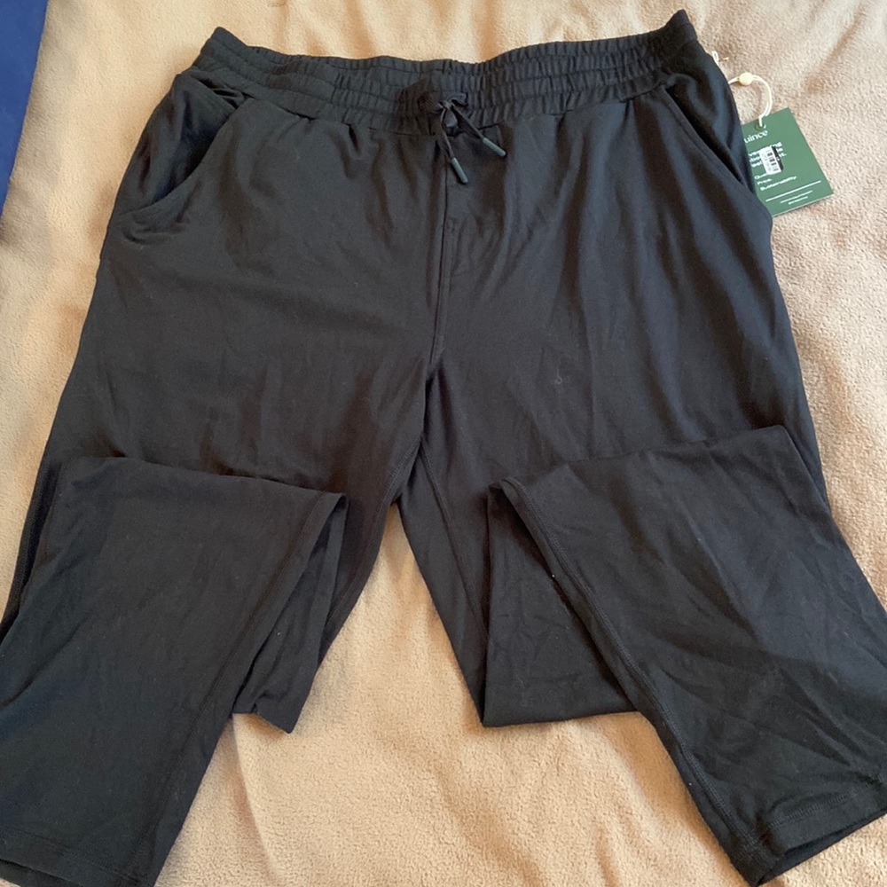 NWT Quince black casual pants with stretchy Waist 18-19in rise 11in inseam 30.